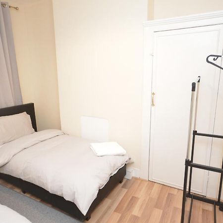 Cheerful 4 Bedroom House In Greater London Eksteriør billede