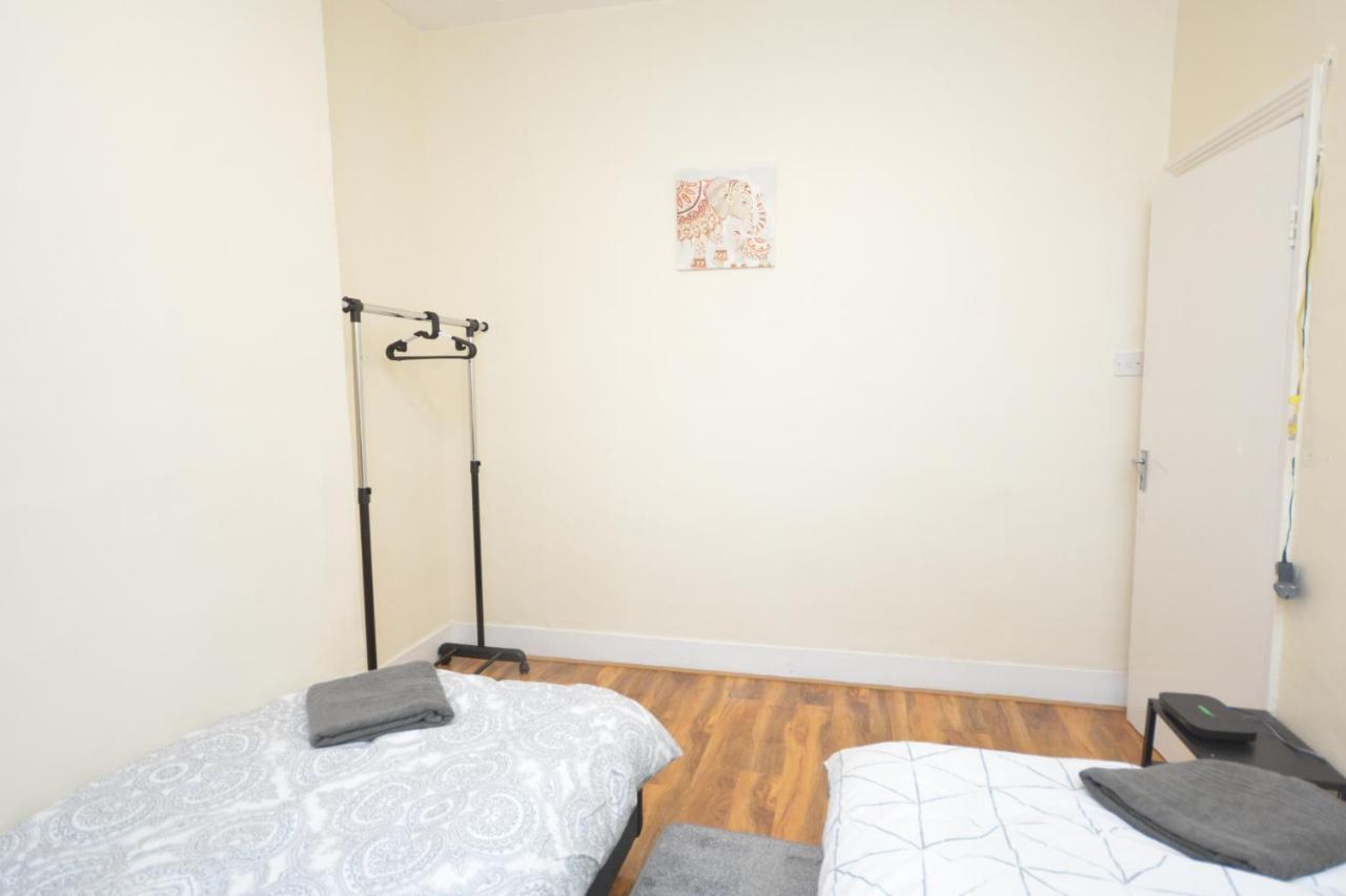 Cheerful 4 Bedroom House In Greater London Eksteriør billede