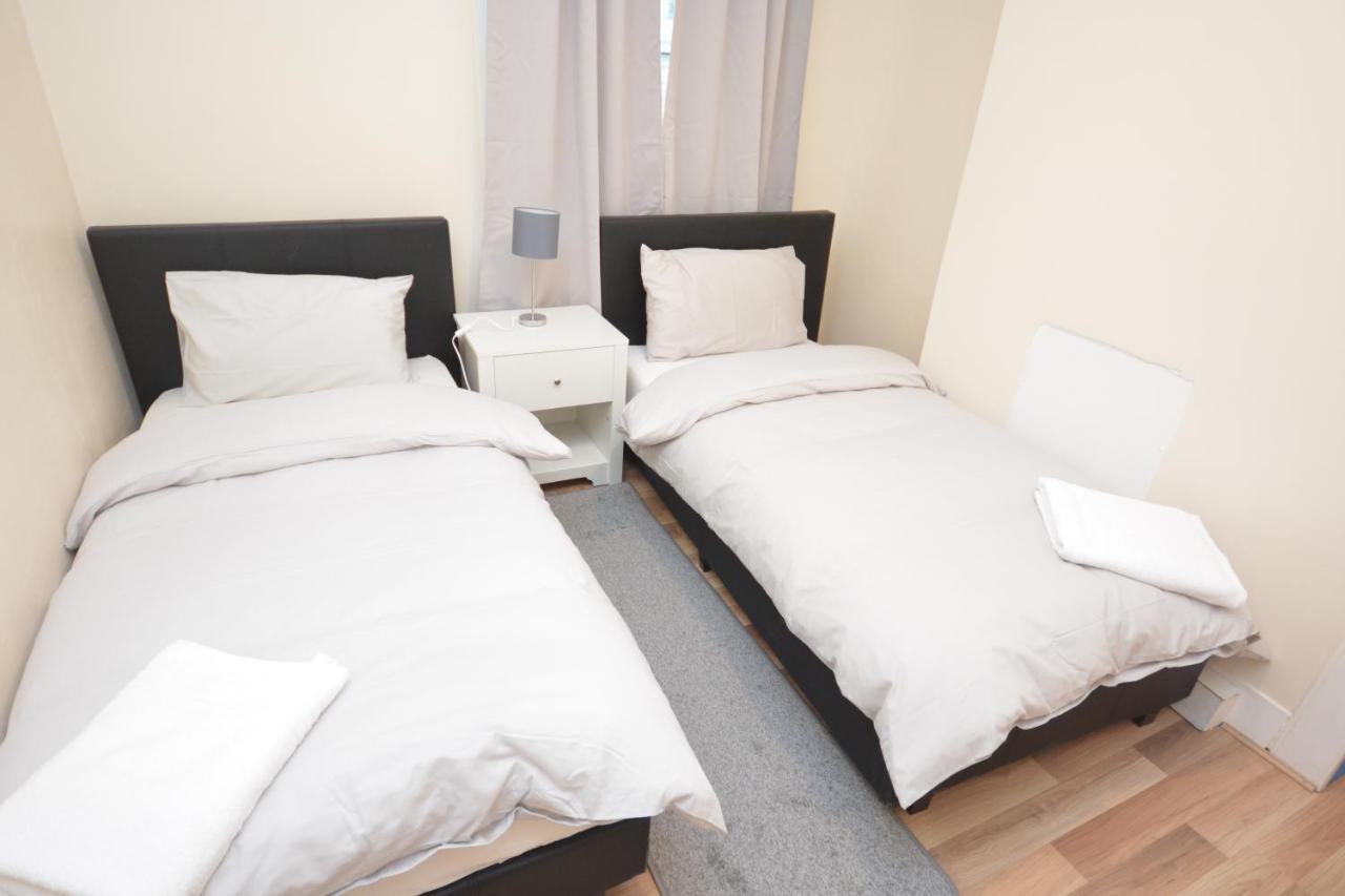 Cheerful 4 Bedroom House In Greater London Eksteriør billede