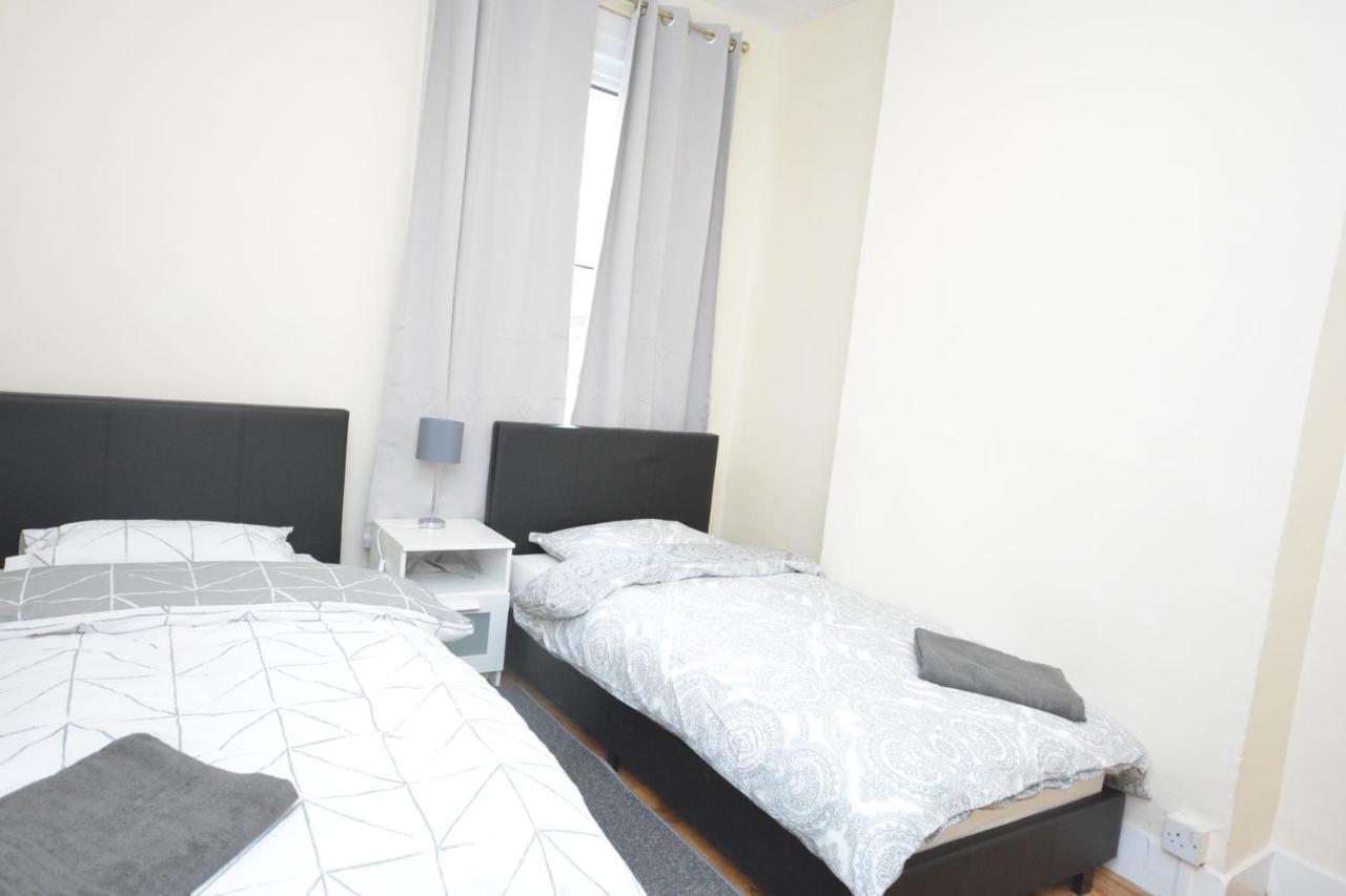 Cheerful 4 Bedroom House In Greater London Eksteriør billede