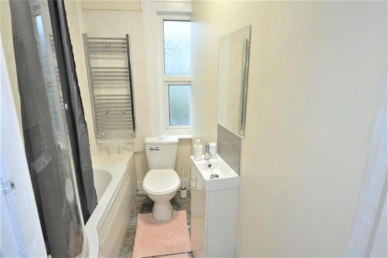 Cheerful 4 Bedroom House In Greater London Eksteriør billede