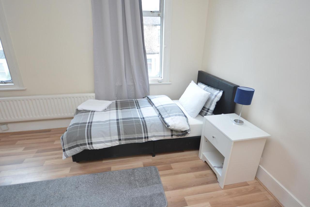Cheerful 4 Bedroom House In Greater London Eksteriør billede