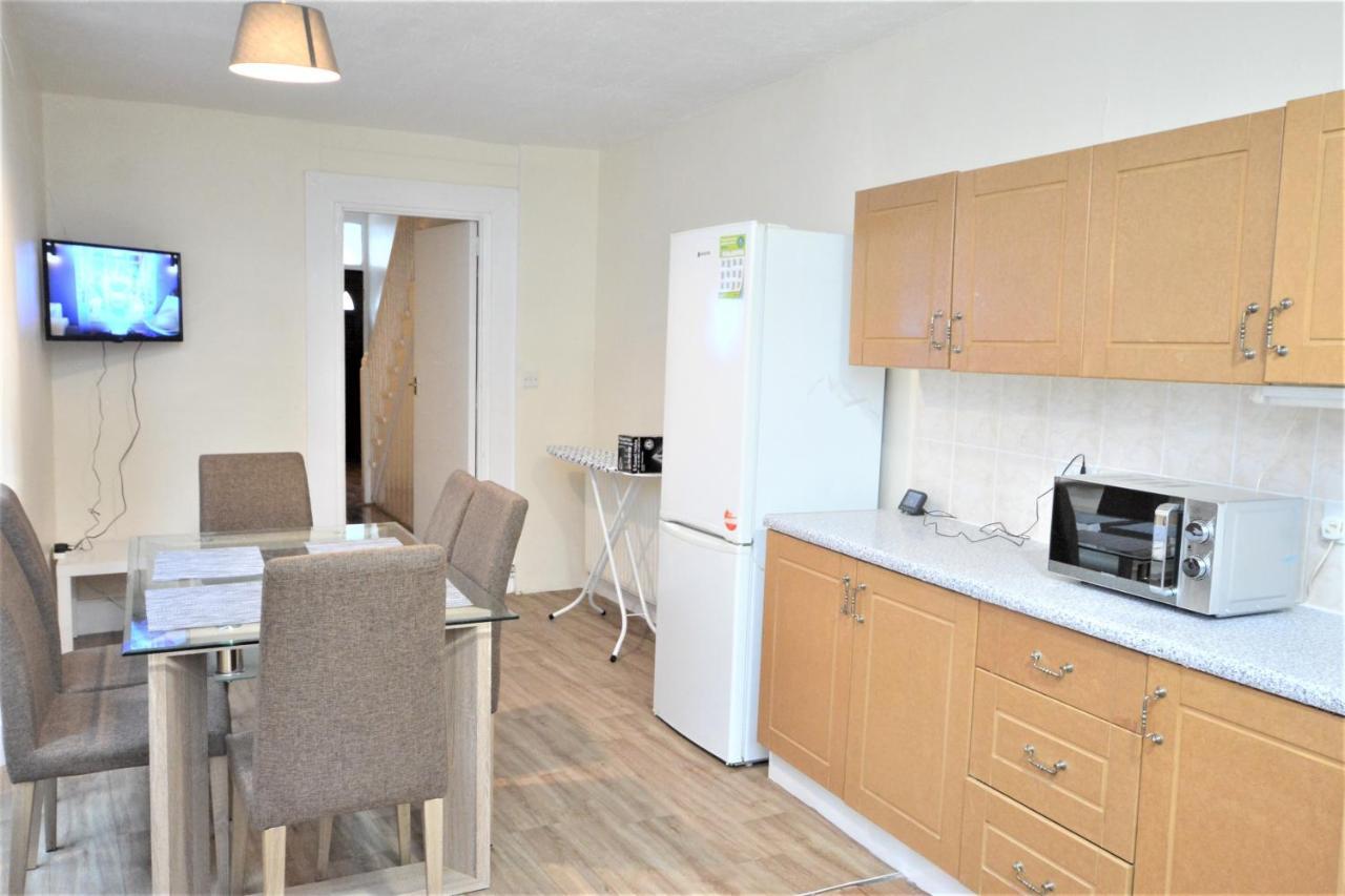 Cheerful 4 Bedroom House In Greater London Eksteriør billede