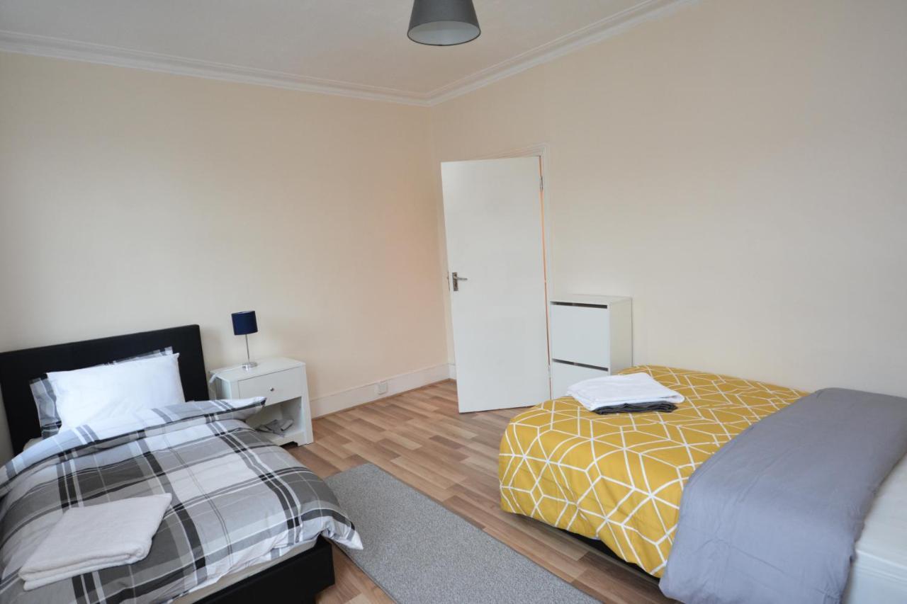 Cheerful 4 Bedroom House In Greater London Eksteriør billede
