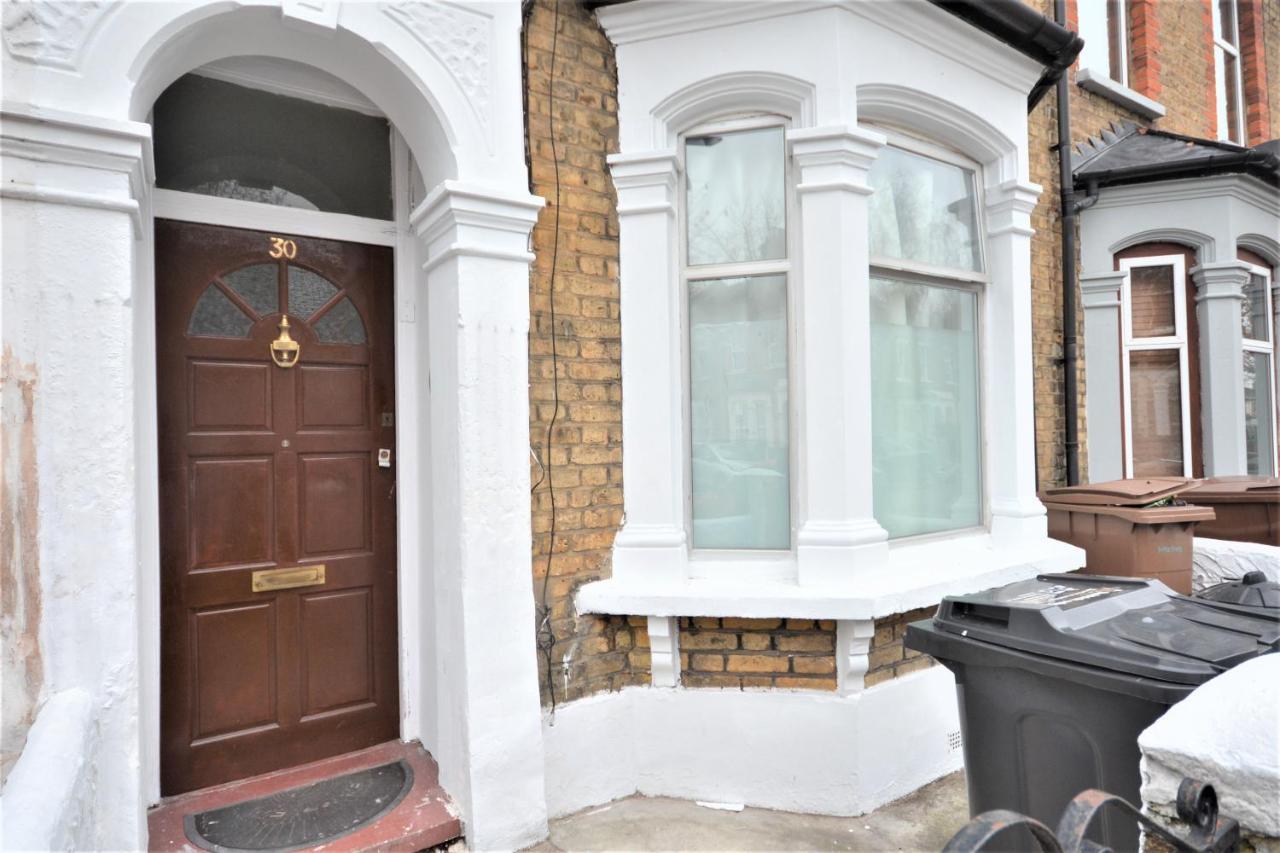 Cheerful 4 Bedroom House In Greater London Eksteriør billede