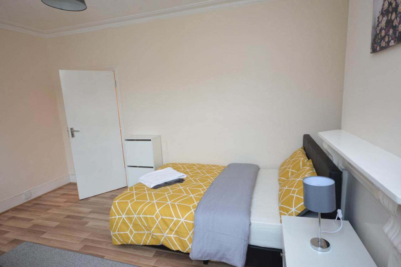 Cheerful 4 Bedroom House In Greater London Eksteriør billede