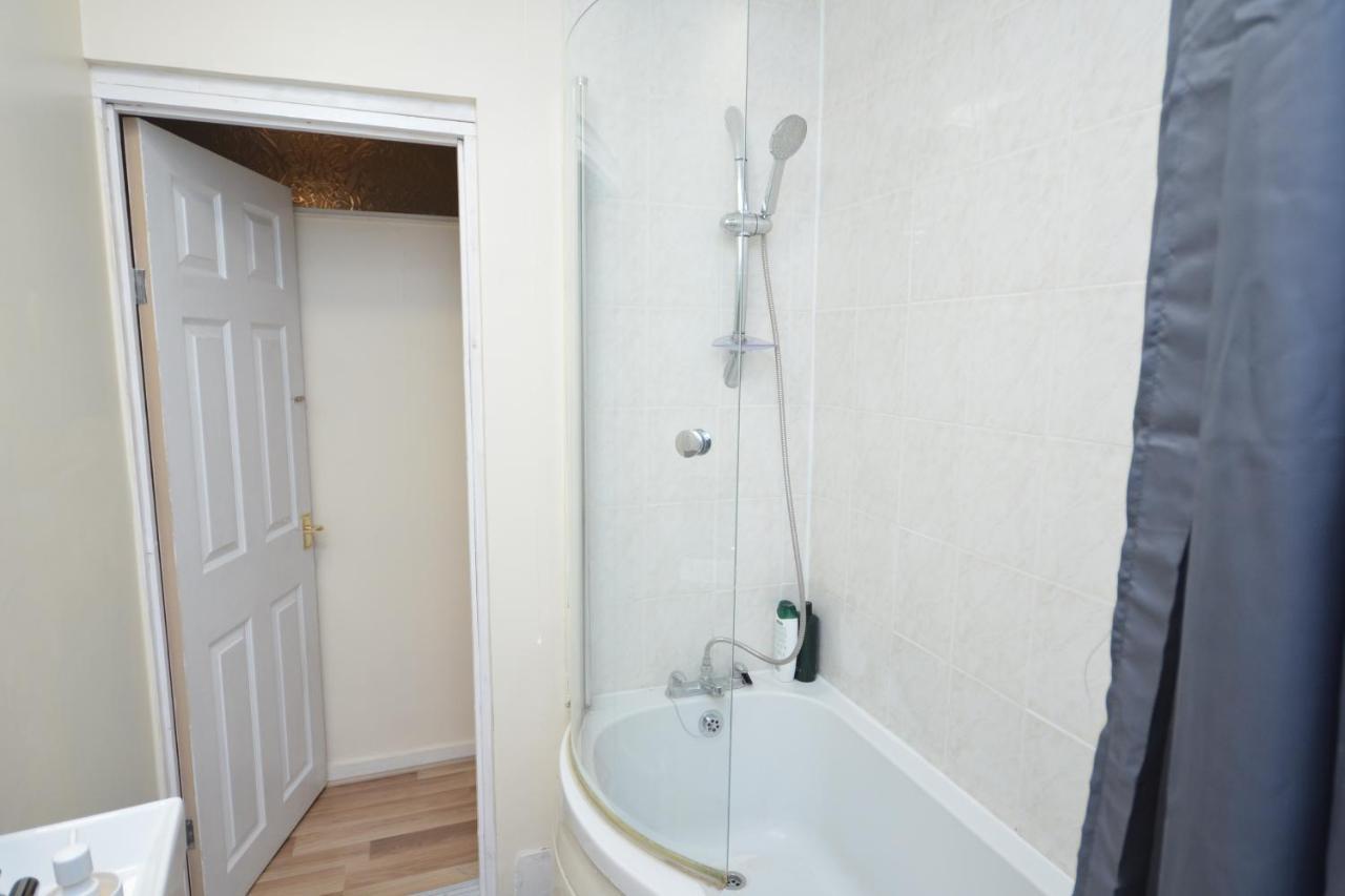 Cheerful 4 Bedroom House In Greater London Eksteriør billede