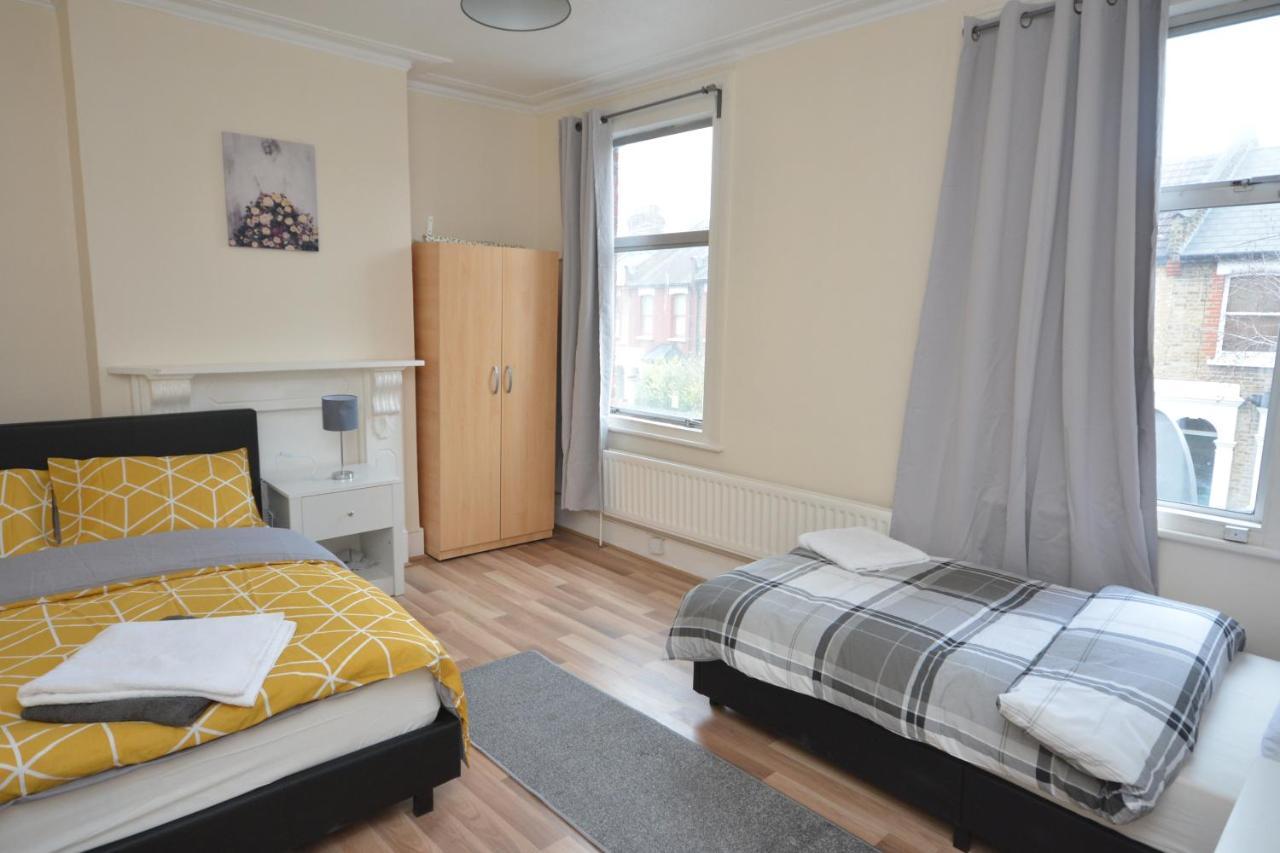 Cheerful 4 Bedroom House In Greater London Eksteriør billede
