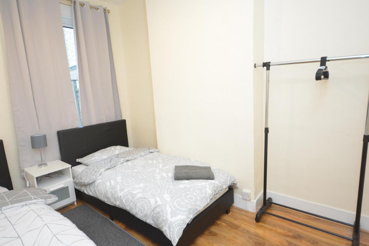 Cheerful 4 Bedroom House In Greater London Eksteriør billede