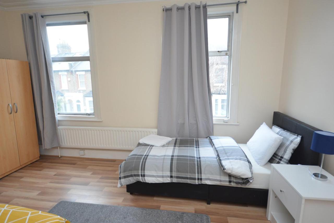 Cheerful 4 Bedroom House In Greater London Eksteriør billede