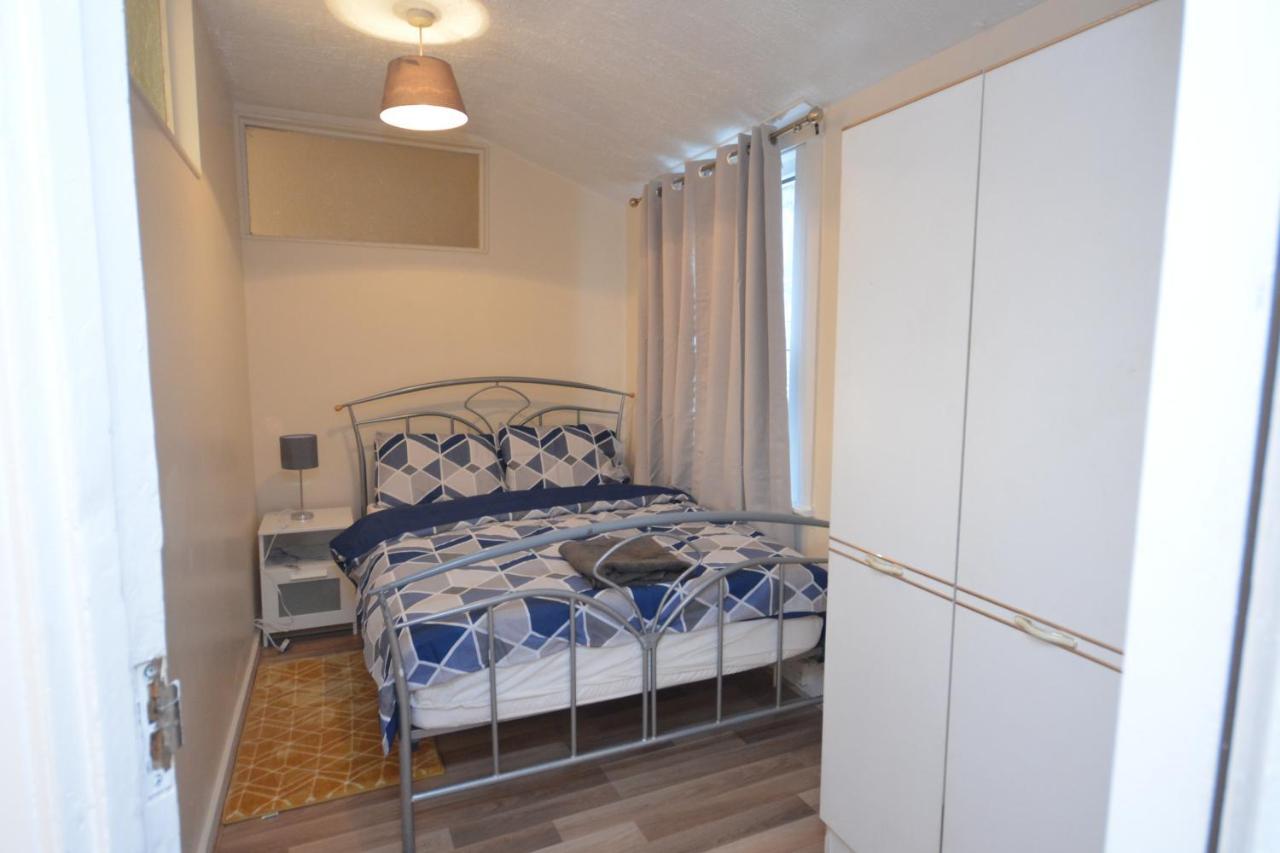 Cheerful 4 Bedroom House In Greater London Eksteriør billede