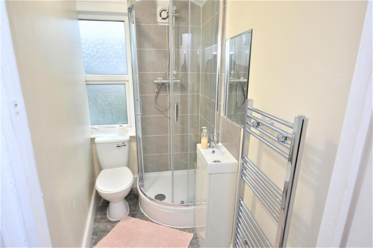 Cheerful 4 Bedroom House In Greater London Eksteriør billede