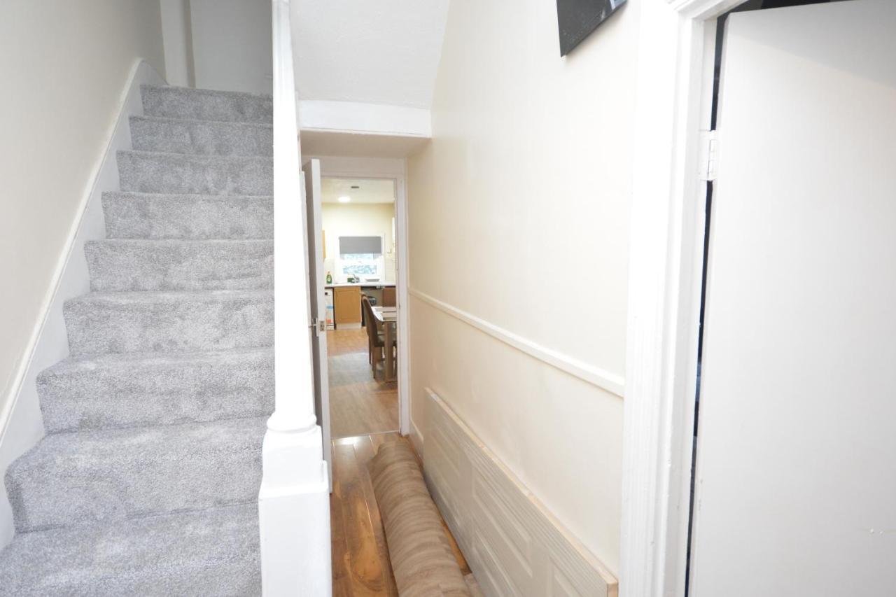 Cheerful 4 Bedroom House In Greater London Eksteriør billede
