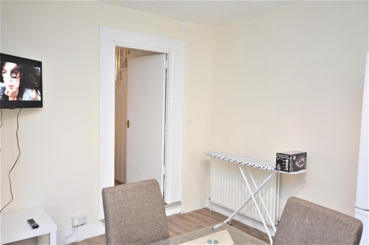 Cheerful 4 Bedroom House In Greater London Eksteriør billede