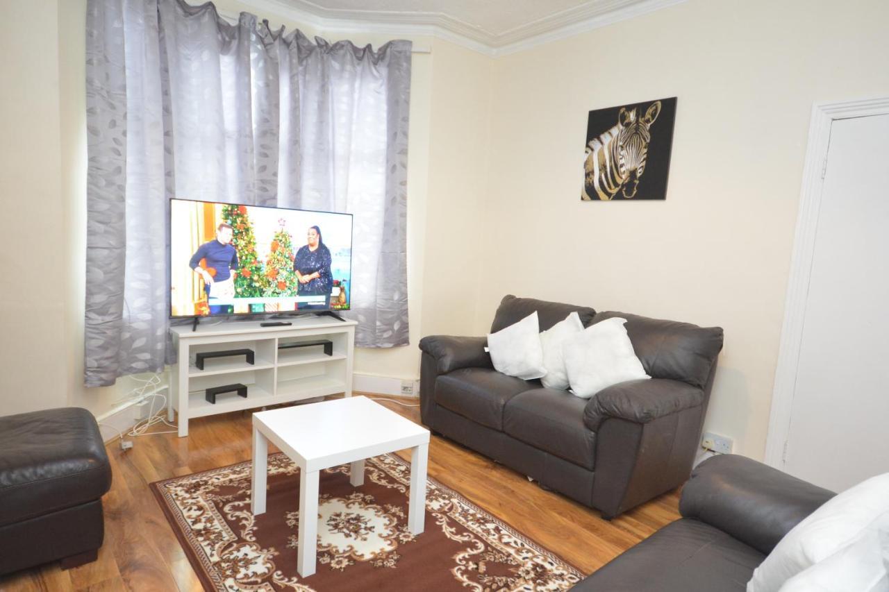 Cheerful 4 Bedroom House In Greater London Eksteriør billede