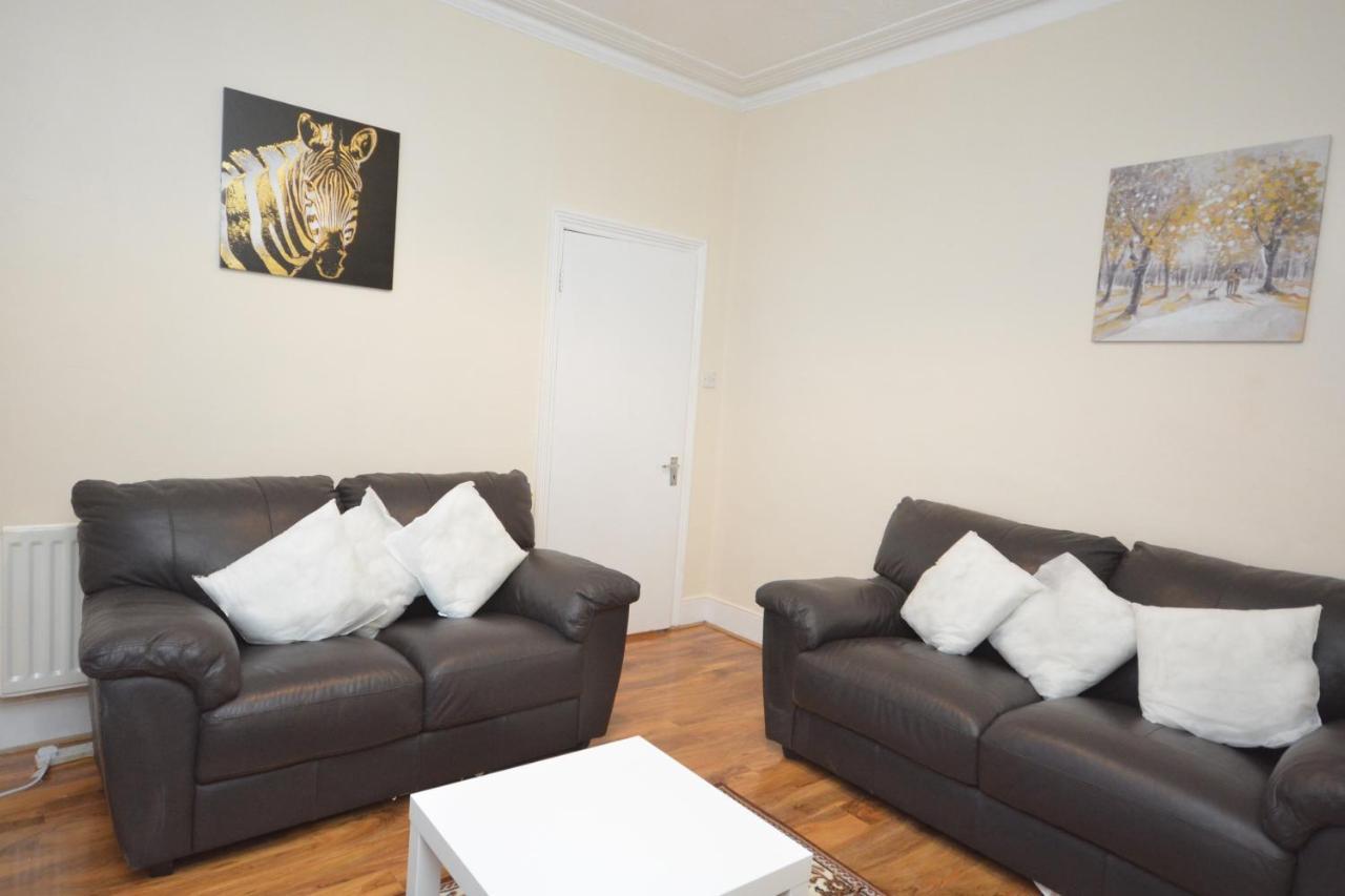 Cheerful 4 Bedroom House In Greater London Eksteriør billede