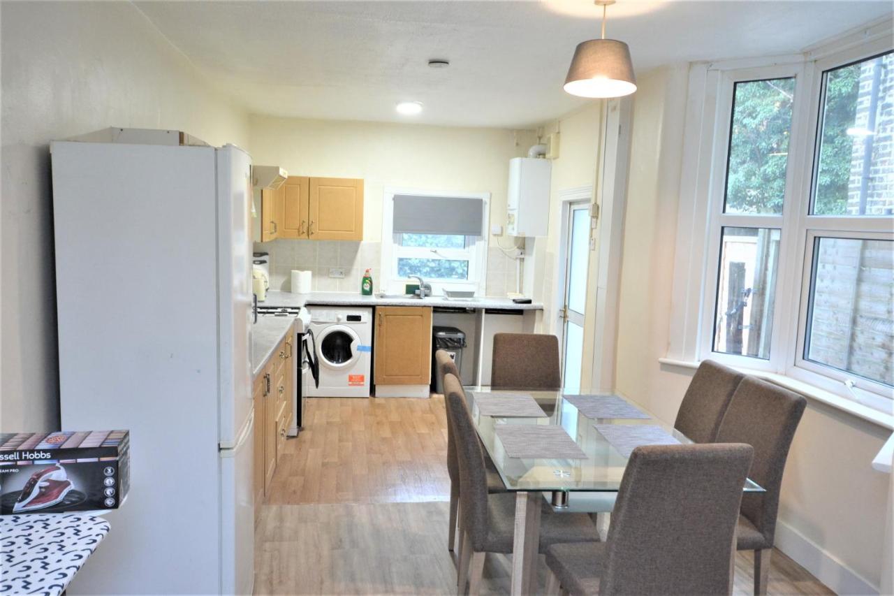Cheerful 4 Bedroom House In Greater London Eksteriør billede